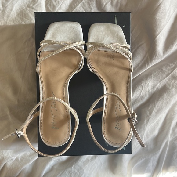 Blue by Betsey Johnson Ivory Pippr Wedding Heels - 8.5 - Picture 5 of 5